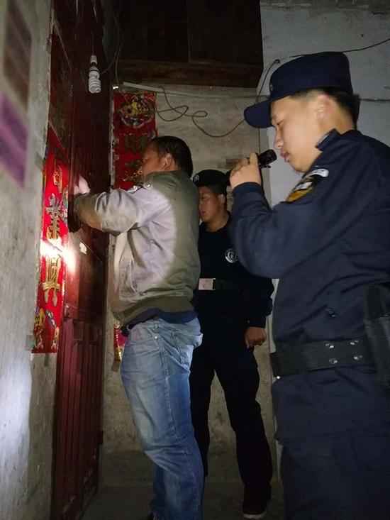 咸宁粗心妈妈误将幼女锁家中 民警全城寻开锁师傅开门