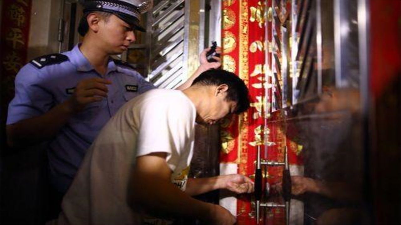 咸宁请开锁师傅开了锁后，师傅为什么一般都不进门，就算主人请也不进去？